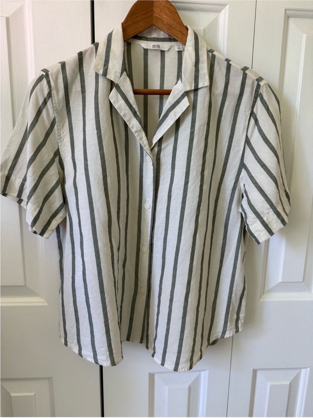 Uniqlo Striped Short-Sleeve Button-Up Shirt - White & Gray